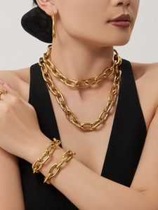 Detailaufnahme der 18k vergoldeten Gliederkette und des Armbands am Model