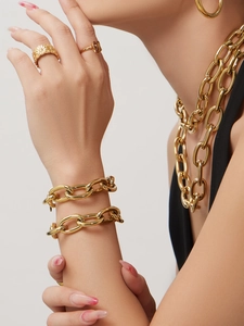 Nahaufnahme der 18k vergoldeten Gliederkette und des passenden Schmucksets am Model