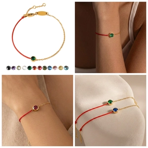 Viste dettagliate del bracciale con cordino rosso e catena dorata con zircone colorato
