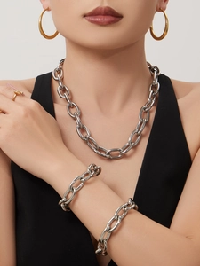 Detailansicht des massiven silbernen Ketten-Sets mit Halskette und Armband am Model