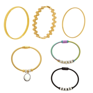 Set aus goldenen und bunten Edelstahl-Armbändern mit Magnetverschluss und Strasssteinen