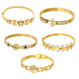 Fünfteiliges Set aus 18 Karat vergoldeten Edelstahlarmbändern mit Zirkonia-Herz und Auge