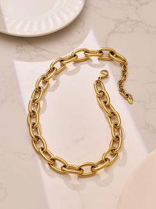 Detailansicht der 18k vergoldeten groben Kette mit Karabinerverschluss und Edelstahl-Tag