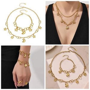 Détail du collier et bracelet dorés avec pendentifs étoile et lune sertis de zircons