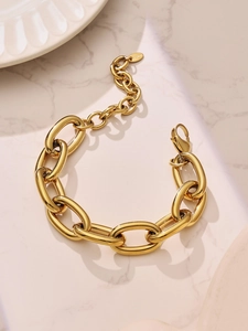 Detailaufnahme von 18k vergoldetem Gliederkettenarmband mit Karabiner und Verlängerung