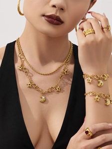 Gros plan d'un ensemble de bijoux dorés lune et étoile avec colliers, bracelet et bague