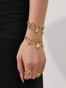 Détail de bracelets étoile et lune avec strass et bagues dorées élégantes pour femmes