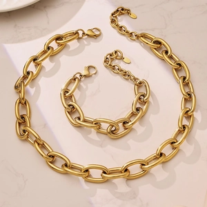 Halskette und Armband Set aus 18k vergoldetem Edelstahl mit dicken Kettengliedern auf Marmor