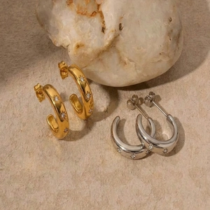 C-förmige Creolen aus Edelstahl mit 18k Goldbeschichtung und Zirkonia-Sternmuster