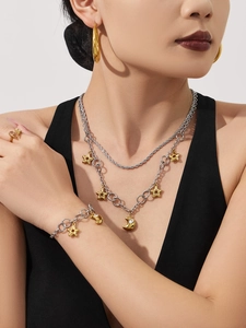Gros plan sur le collier et le bracelet étoile et lune portés par un mannequin femme