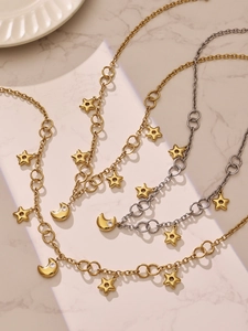 Vue détaillée du collier céleste avec pendentifs étoile et lune en tons or et argent