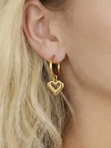 Detalle de los pendientes de corazón en acero inoxidable bañado en oro de 18 quilates