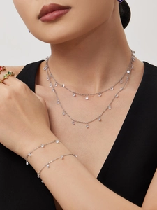 Detailansicht der doppelreihigen Quastenhalskette und des Armbandsets mit 5A Zirkonia