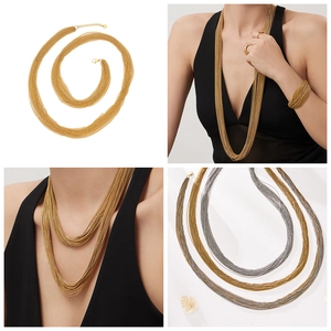 Detail van de gelaagde ketting en armband set in goud en zilver voor een luxe uitstraling