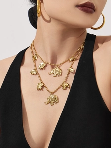 Detail van een gelaagde gouden olifant hanger ketting met verfijnde etnische kralen