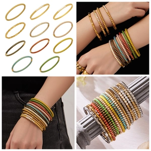 Detail von bunten Emaille-Perlenarmbändern mit 18k Vergoldung und Zirkon-Set
