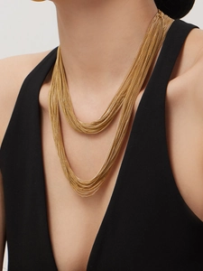 Detail van de meerlaagse 18k vergulde ketting met een elegante franjetextuur look