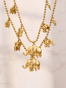 Detailopname van gouden olifant hangers en de verfijnde kralenketting