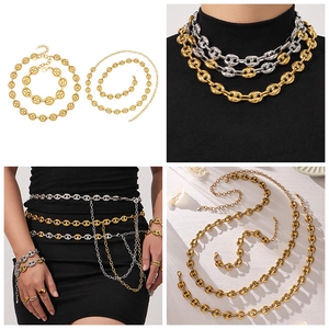 Detail van tweekleurige roestvrijstalen koffieboon ketting en taille riem set