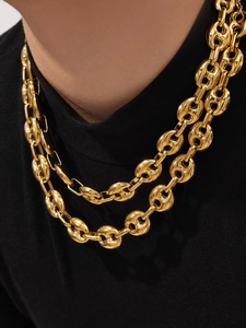 Close-up van de goudkleurige roestvrijstalen mariner-ketting op een model