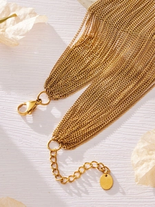 Detail van 18k vergulde gelaagde ketting met karabijnsluiting en verstelbare verlengketting