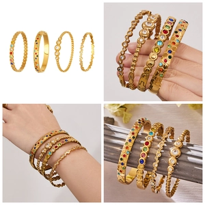 Detailansicht eines 18 Karat vergoldeten Armband-Sets mit geometrischen Zirkonia-Steinen
