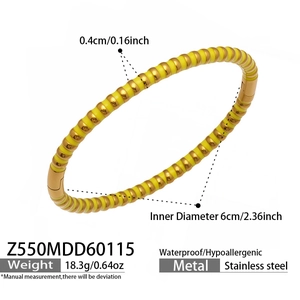 Detailansicht des Gold-Edelstahlarmreifs mit 6 cm Innendurchmesser und 0,4 cm Breite