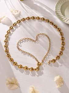 Detail van 18k vergulde varkensneus schakelketting met hartvormige verlenging voor taille