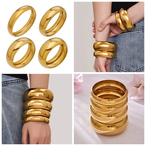 Detalle de brazalete ancho bañado en oro de 18k con acabado de espejo pulido brillante