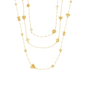 Gouden meerlagige ketting met hart-, kruis- en beertjeshangers aan een lange ketting