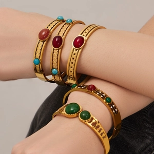 Set di bracciali in acciaio dorato con agata rossa e pietre naturali incastonate