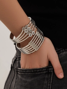 Detail eines silbernen geometrischen Federarmbands mit Mikro-Zirkonia-Kristallen