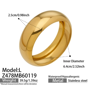 Vista detallada que muestra dimensiones y peso del brazalete ancho de acero inoxidable dorado