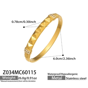Détail d'un bracelet en acier inoxydable plaqué or 18k avec clous pyramides et zircons
