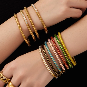 Set aus 18k vergoldeten geometrischen Armreifen mit bunter Emaille und Perlen