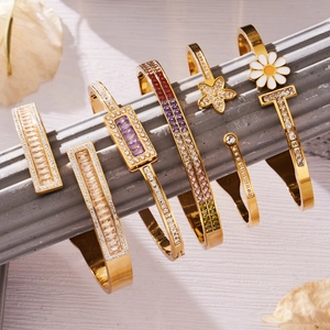 Set de seis brazaletes dorados con margaritas de circón y cristales de colores vivos