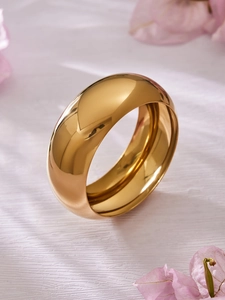 Primer plano del anillo abovedado de acero inoxidable chapado en oro de 18k pulido