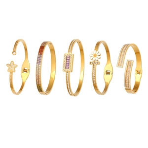 Set de pulseras doradas de acero inoxidable con margaritas, estrellas y circonitas