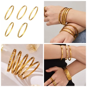 Detail eines 18k vergoldeten Edelstahl-Armbandsets mit mikroverkrusteten Zirkonsteinen