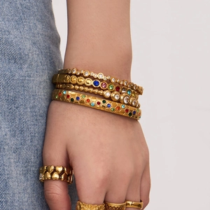 18 Karat vergoldete Edelstahl Armreifen Set mit bunten Zirkonien und geometrischem Muster