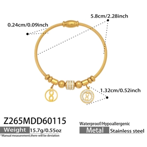 Dettaglio bracciale in acciaio inossidabile dorato con pendente a figura 8 e zirconi