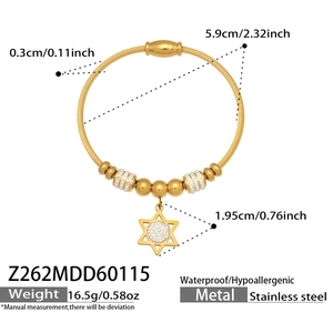 Dettaglio del pendente a stella esagonale placcato oro 18k su bracciale in acciaio e zirconi