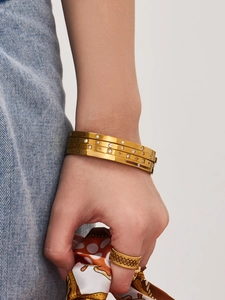 Detail von 18 Karat vergoldeten Edelstahl-Armreifen mit Zirkon-Inlay und hohlem Ring