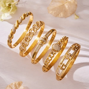 Ensemble de 5 bracelets joncs en acier inoxydable plaqué or 18 carats avec zircons élégant