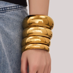 Conjunto de brazaletes anchos de acero inoxidable bañados en oro de 18 quilates en modelo