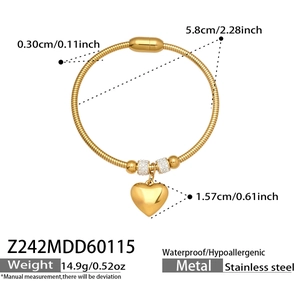 Dettaglio del bracciale in acciaio inossidabile dorato 18k con ciondolo a cuore
