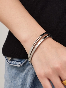 Nahaufnahme eines silbernen doppelreihigen Armbands mit Zirkonia-Einlagen am Handgelenk