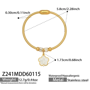 Dettaglio del bracciale a catena serpente in acciaio placcato oro 18k con ciondolo fiore