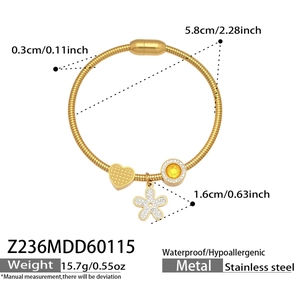 Dettaglio di un bracciale in acciaio placcato oro 18k con ciondoli a cuore, fiore e gemma