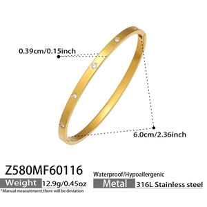 Detailansicht des 18k vergoldeten Kleeblatt-Armbands aus Edelstahl mit Maßangaben